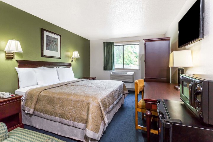 Room 9 of 16