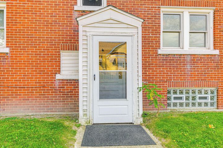 Apartment 1 Mi to Buffalo Botanical Gardens!