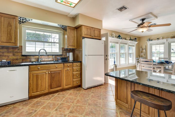 Lakefront Tavares Home w / Deck Patio & Dock!