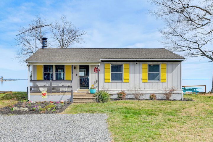 Riverfront Colonial Beach Home w / Private Beach!
