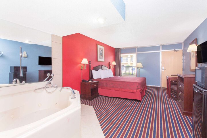 Room 10 of 13