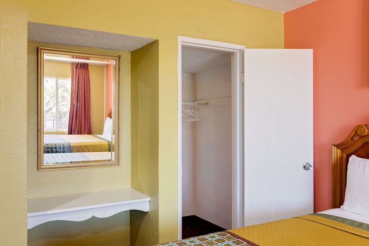 Room 11 of 15