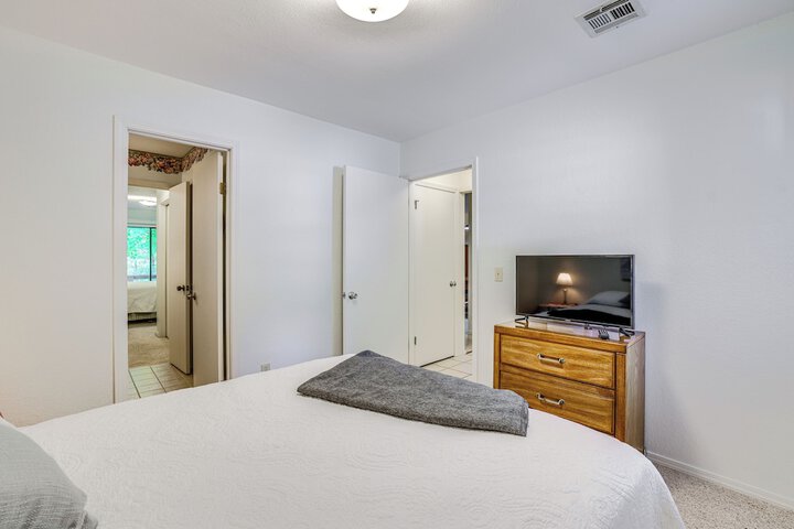 Bella Vista Townhome w / Deck Near Back 40 Trail!
