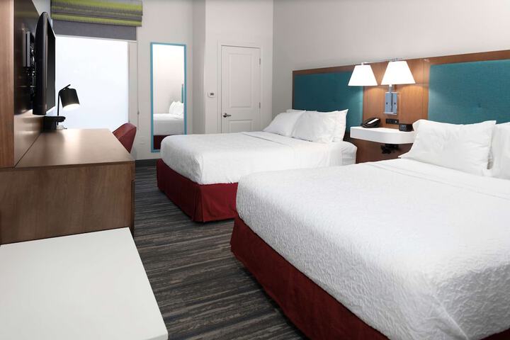 Hampton Inn by Hilton Concord / Bow