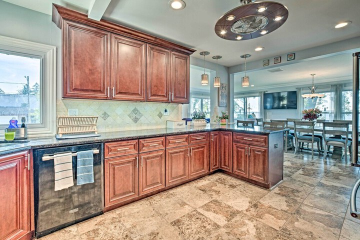 Lakefront Home w / Game Room Theater & Dock!