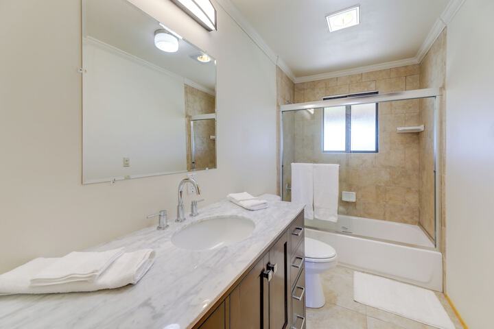 Spacious Pinedale Home w / Mountain Range View