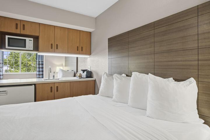 Sonesta Essential Hotels & Suites Kansas City / Blue Springs