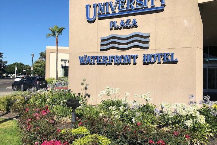 University Plaza Waterfront Hotel