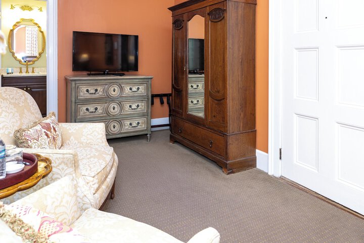 Room 105 of 166