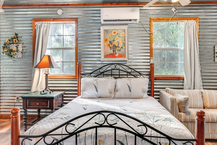 Cozy Couples Cottage w / View Near Canyon Lake!