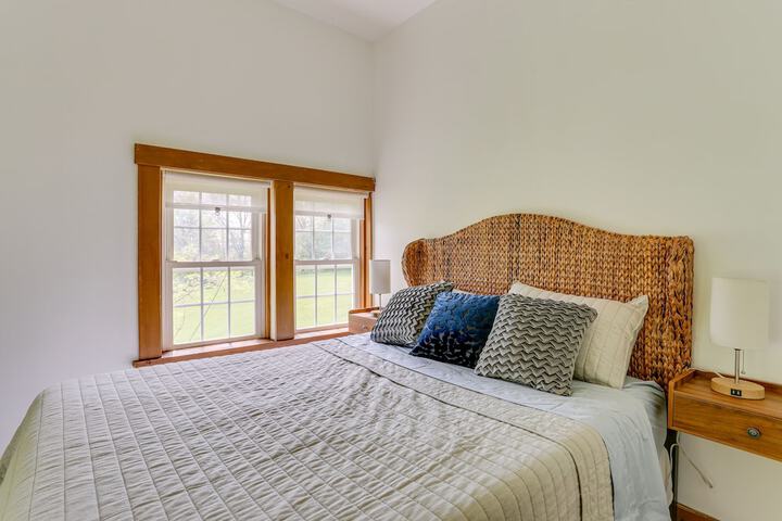 Quaint Goshen Apartment w / Patio!