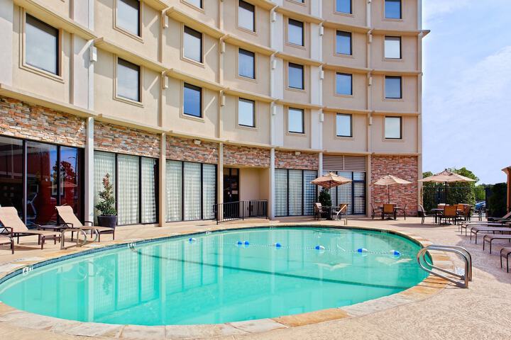 Holiday Inn Express Dallas Medical-Market Center by IHG