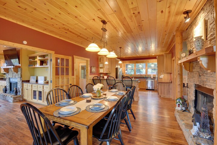 Ellijay Cabin Rental w / Hot Tub + Mountain Views!