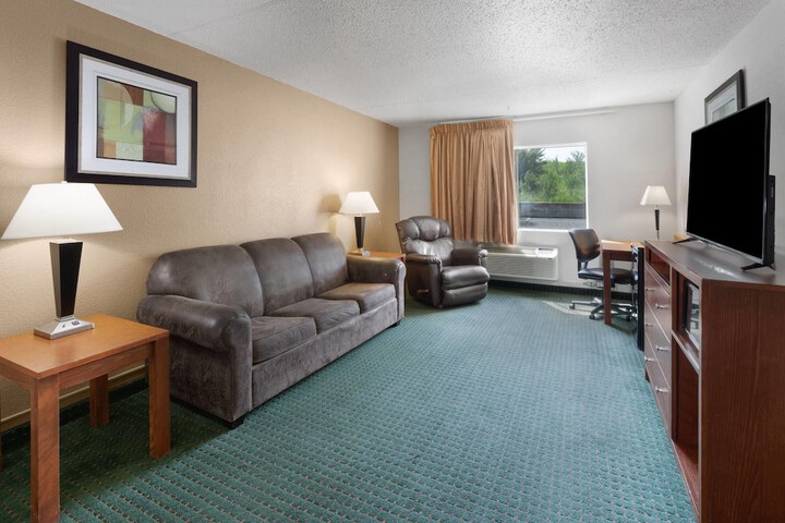 Baymont by Wyndham Jamestown Conference Center & Water Park