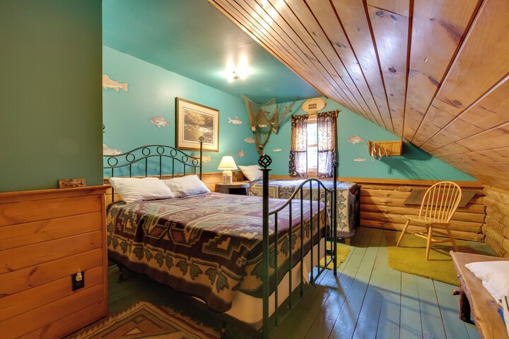 Handcrafted Log Cabin in Candor: Group Getaway!