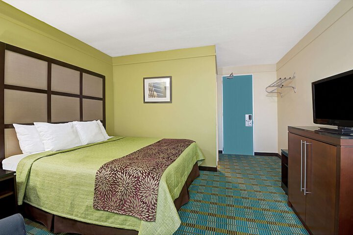 Room 6 of 14