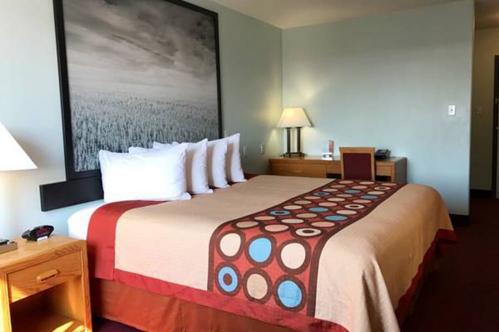Super 8 by Wyndham Kindersley