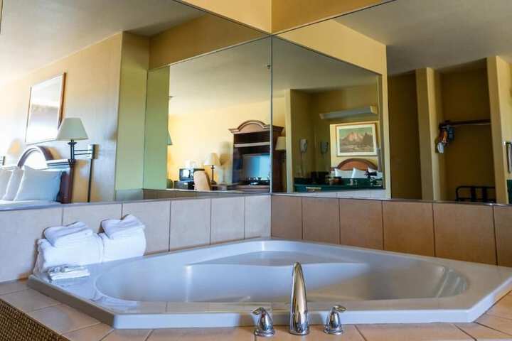 Pinedale Hotel & Suites