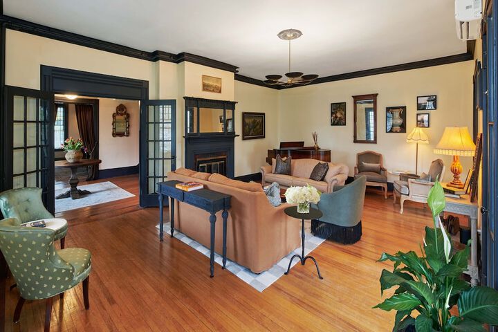 Lounge 124 of 155