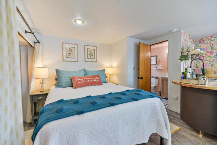 Lakefront Honeymoon Bay Studio Cottage
