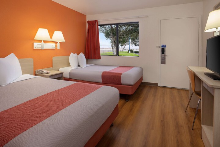 Room 6 of 24
