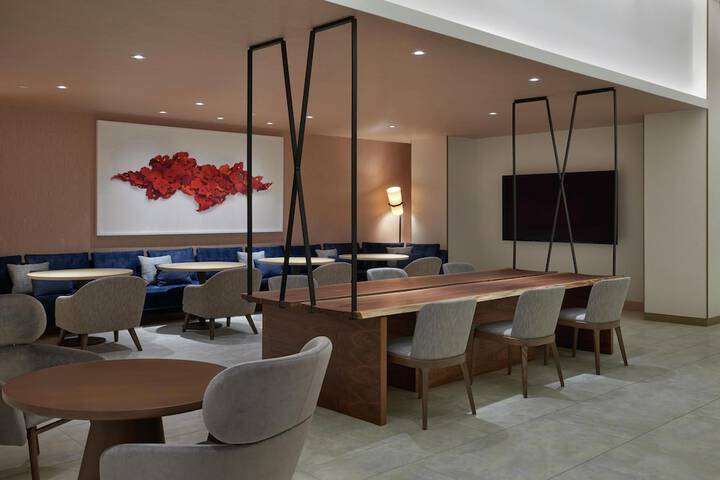 Hilton Toronto Airport Hotel & Suites