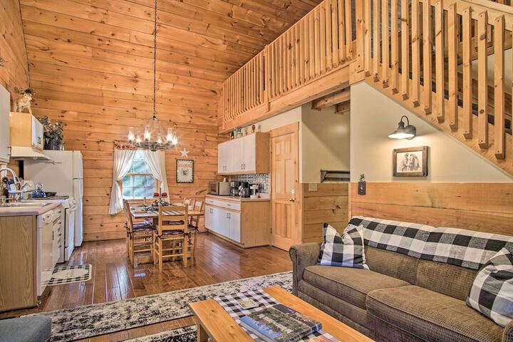 Rustic Rothbury Cabin w / Resort Amenity Access!