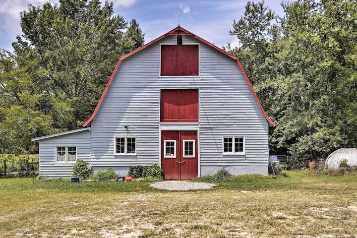 Terre Haute Manor Farmhouse w / Gardens & Deck!
