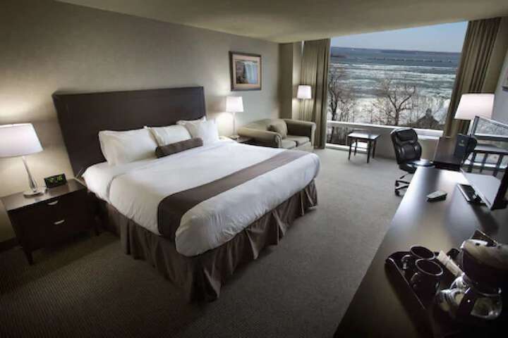 Oakes Hotel Overlooking the Falls