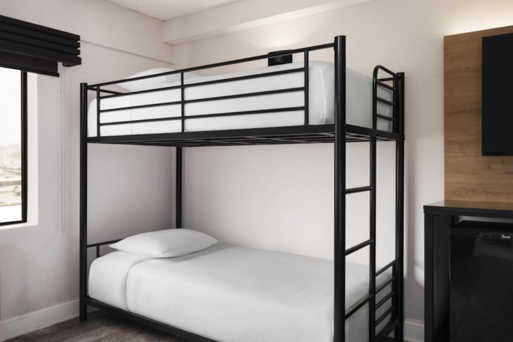 Aiden by Best Western Newark Airport