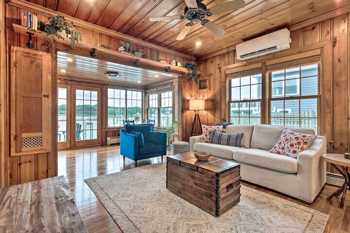 Charming Bristol Cottage w / Private Beach!