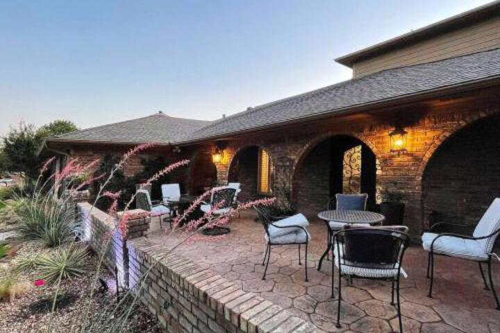 Cheerful 5 Bedroom Home with Heated Pool