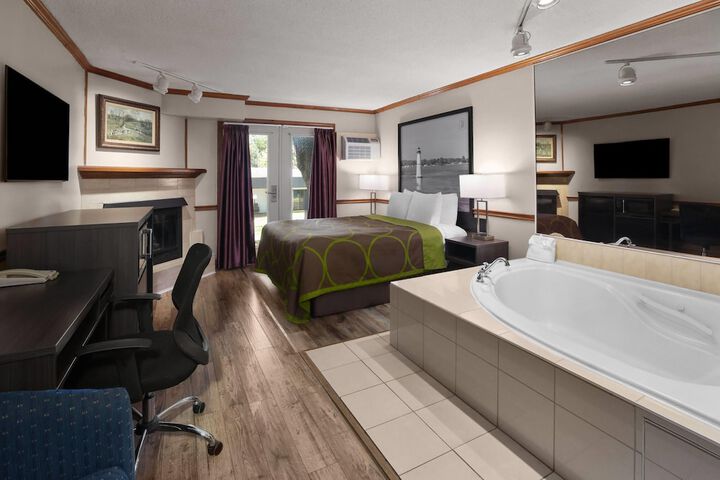 Super 8 by Wyndham Gananoque / Country Squire Resort