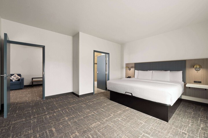 Room 32 of 38