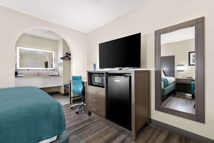 Room 11 of 24