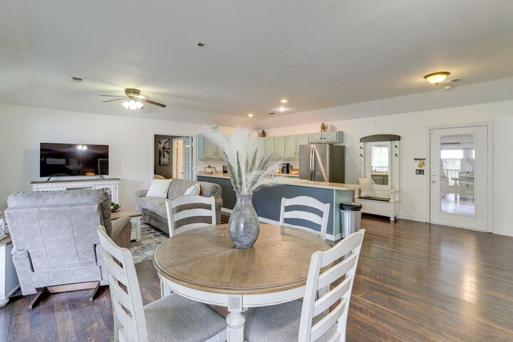 Lakefront Horseshoe Bend Home w / Boat Dock!