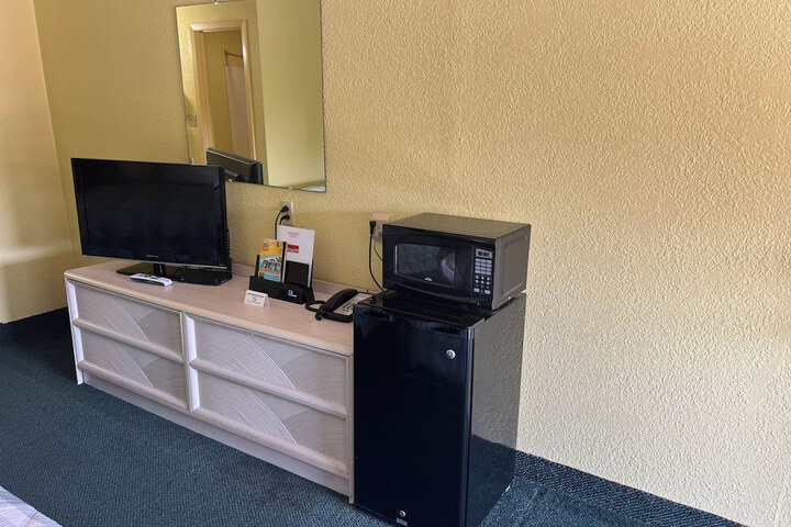 Room 8 of 16