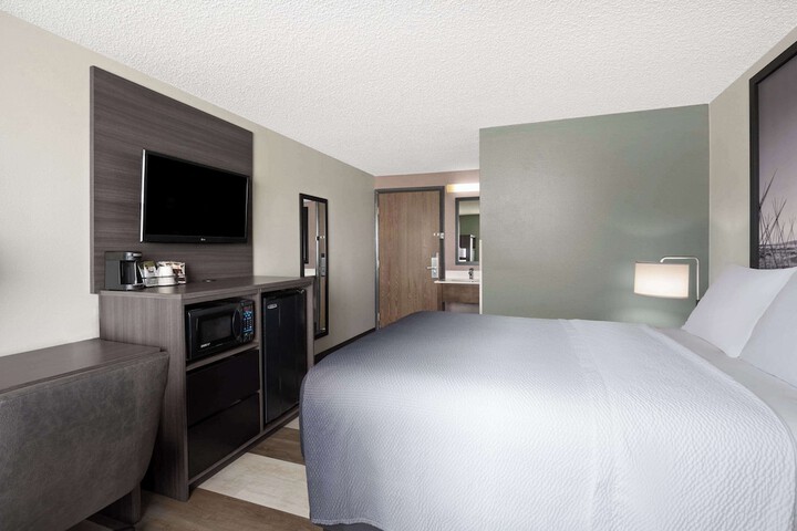 Room 12 of 28