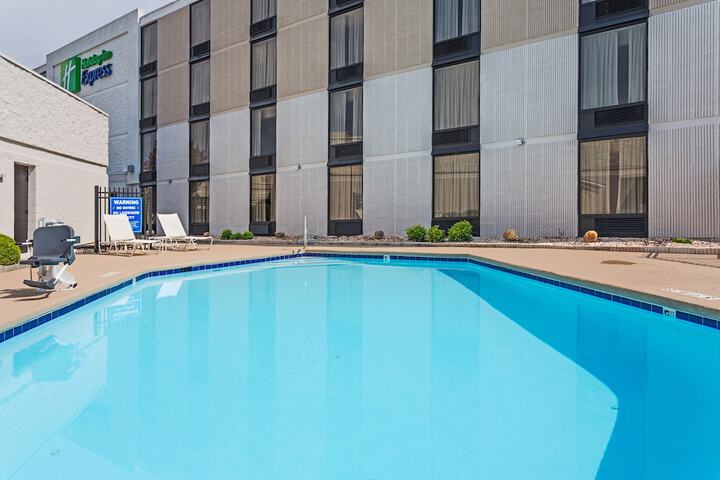 Pool 9 of 37