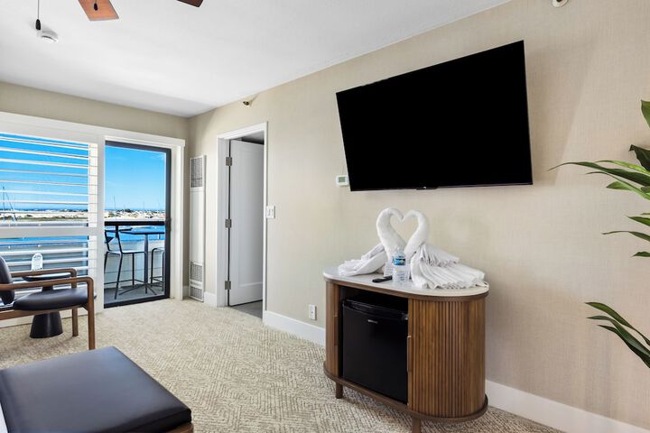 456 Embarcadero Inn & Suites