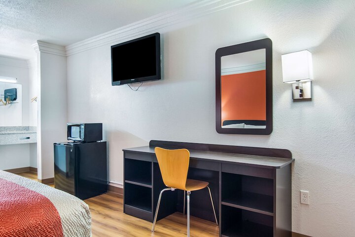 Motel 6 Marshall TX