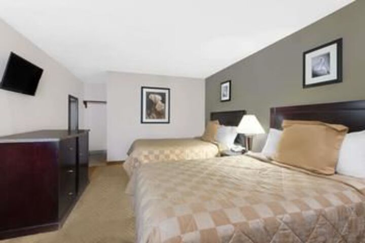 Super 8 by Wyndham Brook Park / Cleveland