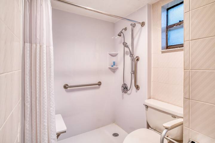 Room 33 of 68
