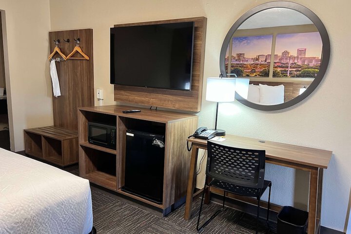Room 6 of 8