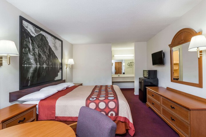 Room 8 of 18