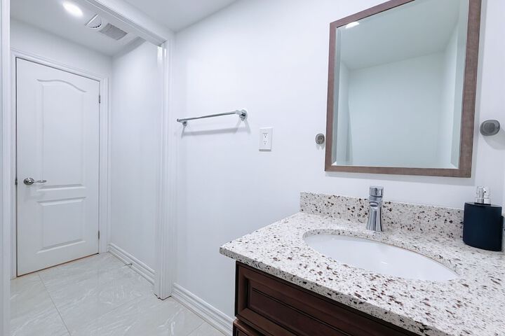 Cozy Rooms in Bright Walkout Suite - Newly Renovated 2026