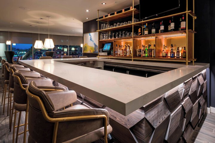 Lounge 27 of 30
