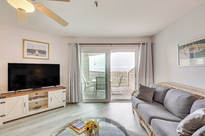 Oak Island Beachfront Condo w / Community Pool