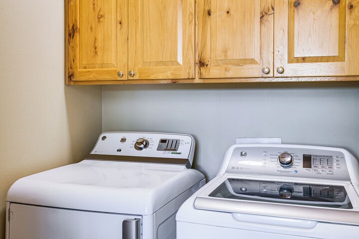 Rathdrum Home w / Hot Tub: Steps to Beach Access!