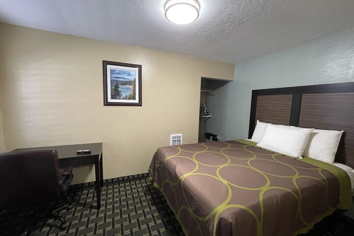 Room 21 of 28